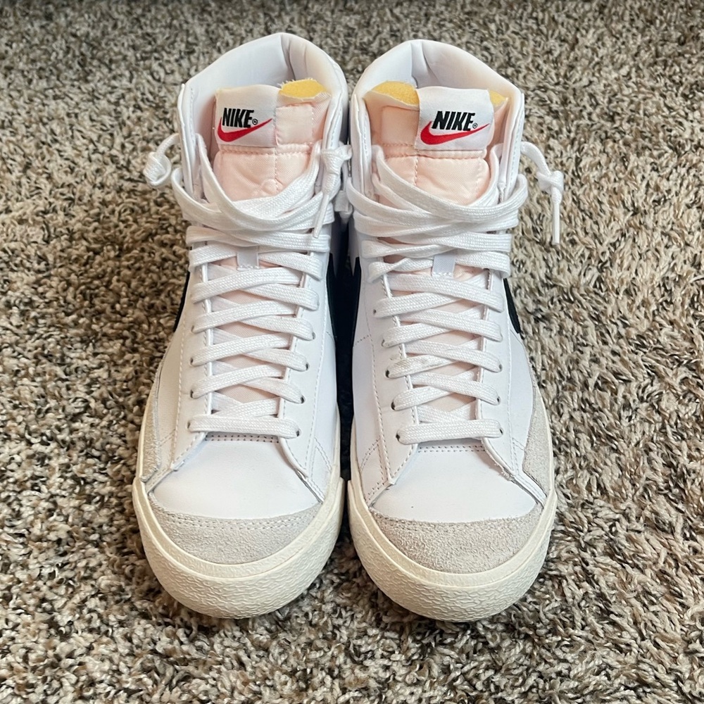 Nike • Women’s Blazer Mid ‘77 Sneakers. Size 8.5